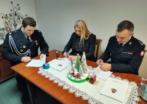 Wójt gminy Spiczyn Komendant i prezes podpisują porozumienie