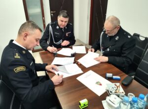 Wójt Gminy Ludwin, Komendant Powiatowy Państwowej Straży Pożarnej w Łęcznej oraz Prezes Ochotniczej Straży Pożarnej w Rogóźnie podpisują porozumienia.