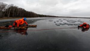 Wykorzystanie drabin nasadkowych do poruszania się po lodzie