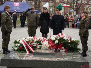 Złożenie kwiatów na pomniku przez delegację związków z Bogdanki