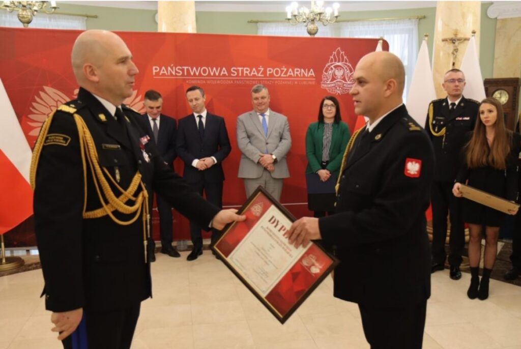Komendant Wojewódzki wręcza wyróżnienie Naczelnikowi Wydziału Operacyjno - Rozpoznawczego
