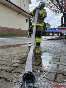 Strażacy podczas ćwiczeń rozwinięcia