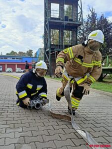 Strażacy podczas ćwiczeń rozwinięcia