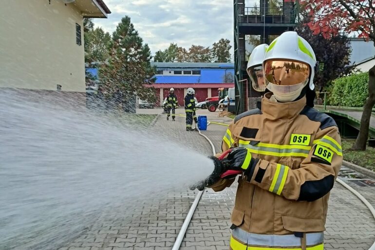 Strażacy podczas ćwiczeń rozwinięcia