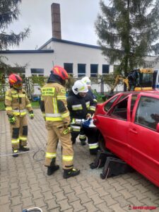 Strażacy podczas ćwiczeń technicznych