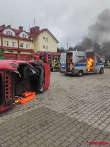 Strażacy podczas ćwiczeń drogowych